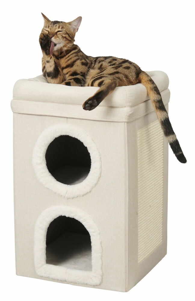 Beige katthus med klösbräda och vilande katt.