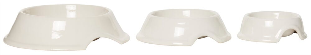 Tre varmvita matskålar i stengods med bred bas.