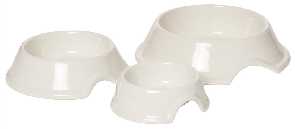 Tre varmvita matskålar i stengods med bred bas.