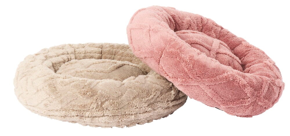 Zwei runde Tierbetten in Beige und Rosa.