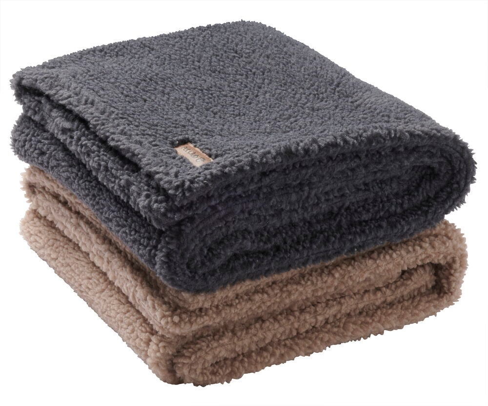 Två vikta djurfiltar i grått och beige fleece.