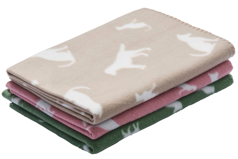 Tre vikta fleecefiltar med hundmotiv i olika färger.