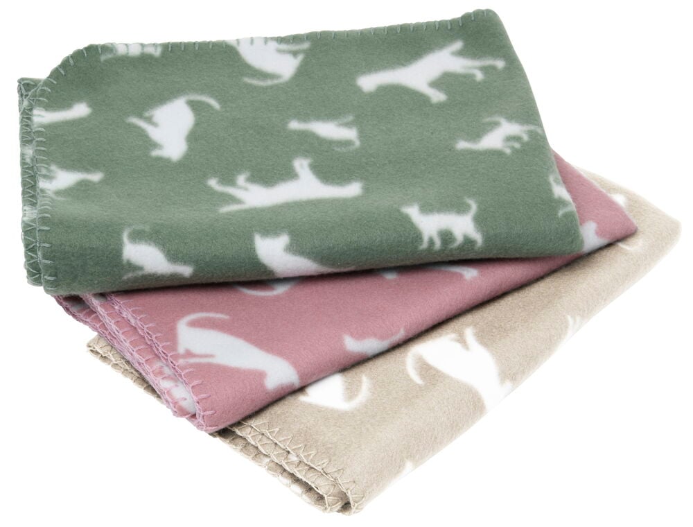 Kolme taiteltua fleecehuopaa kissakuviolla eri väreissä.