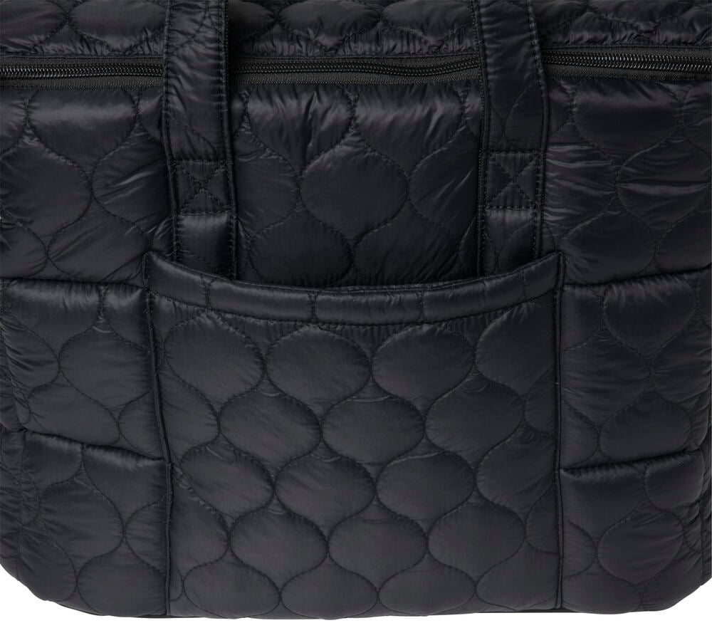 Svart vadderad hundväska med ficka och dragkedja.