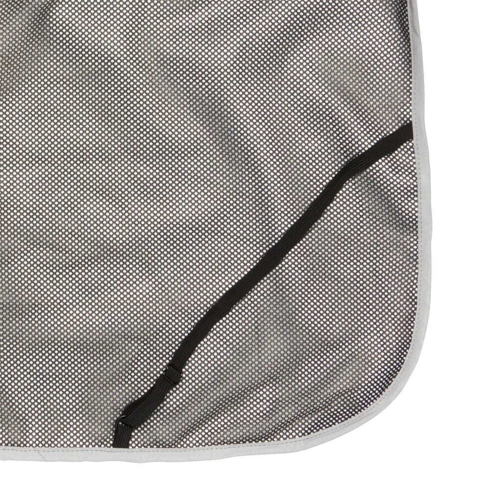 Detalj av grått regntäcke med svart resårband.