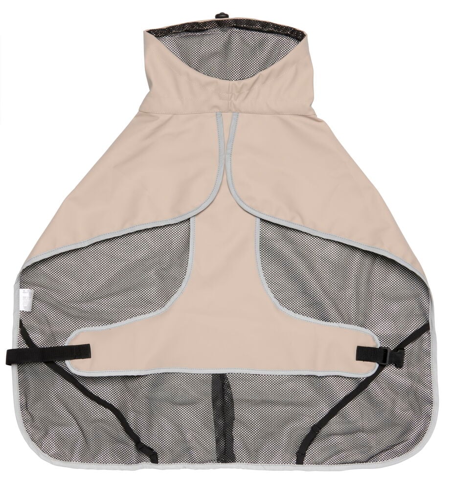 Beige regnjacka för hund med meshfoder och remmar.