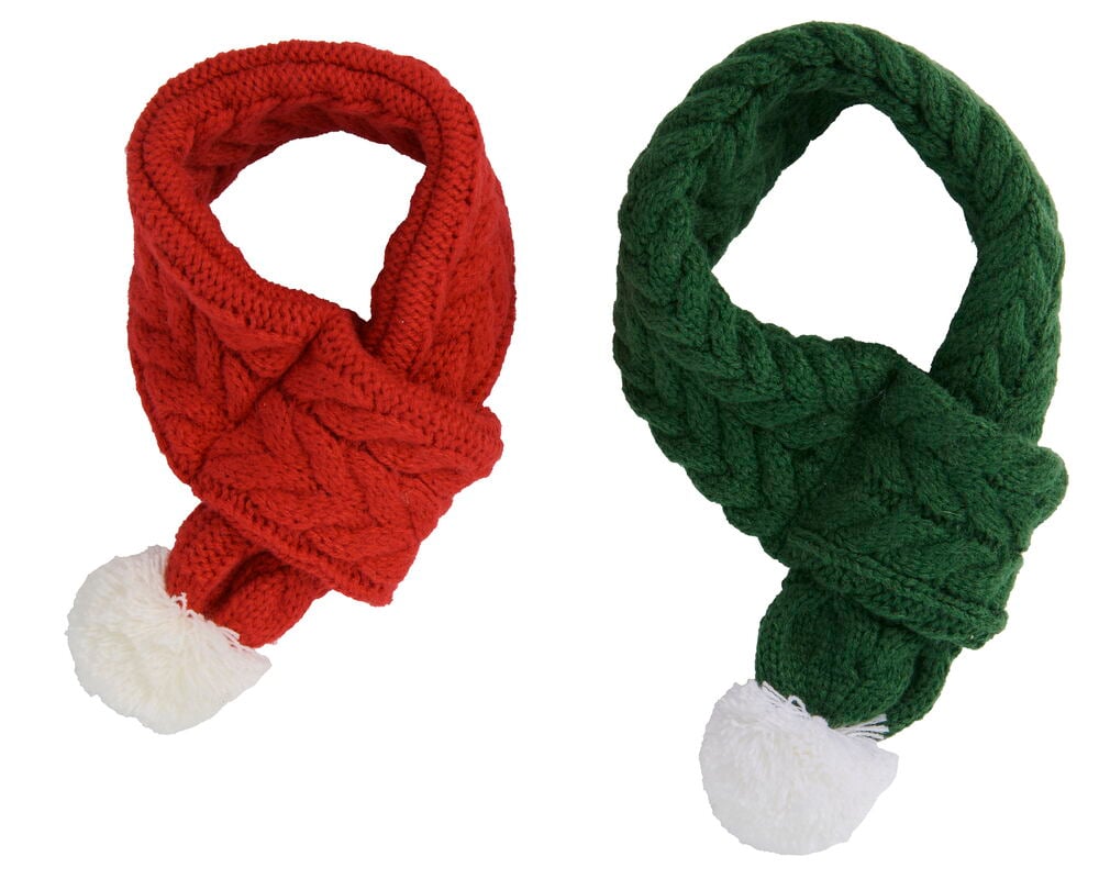 Zwei gestrickte Weihnachtsschals für Haustiere, rot und grün, beide mit Zopfmuster und weißen Pompons.