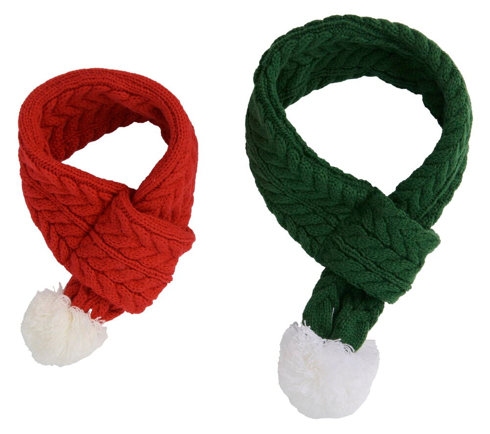 Zwei zopfstrick Haustier Weihnachtsschals, einer rot und einer grün, beide mit weißen Pompons.