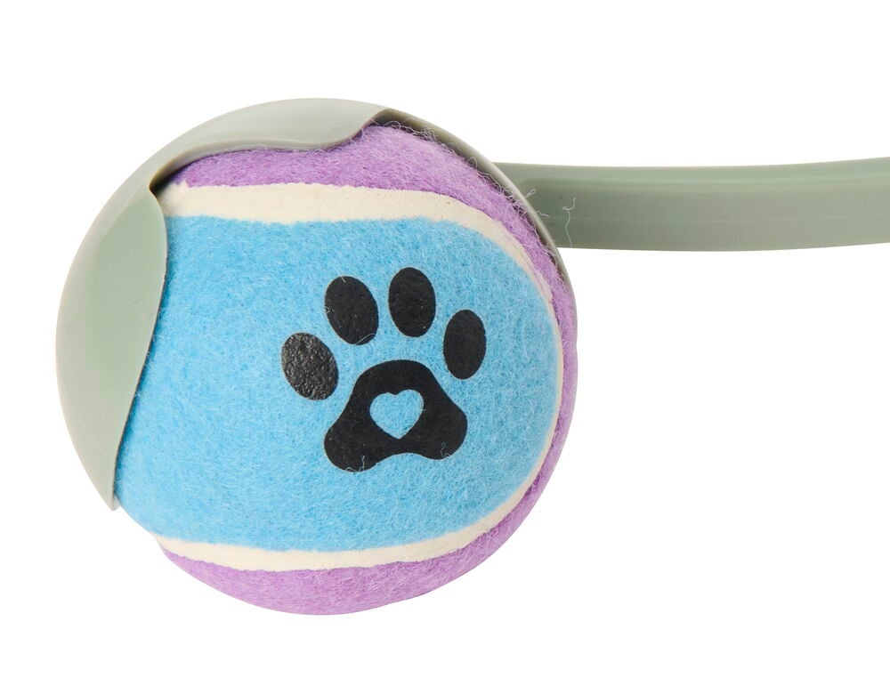 Pallonheitin 50 cm harmaanvihreällä pidikkeellä ja violetilla, sinisellä huopapallolla mustalla tassunjäljellä.