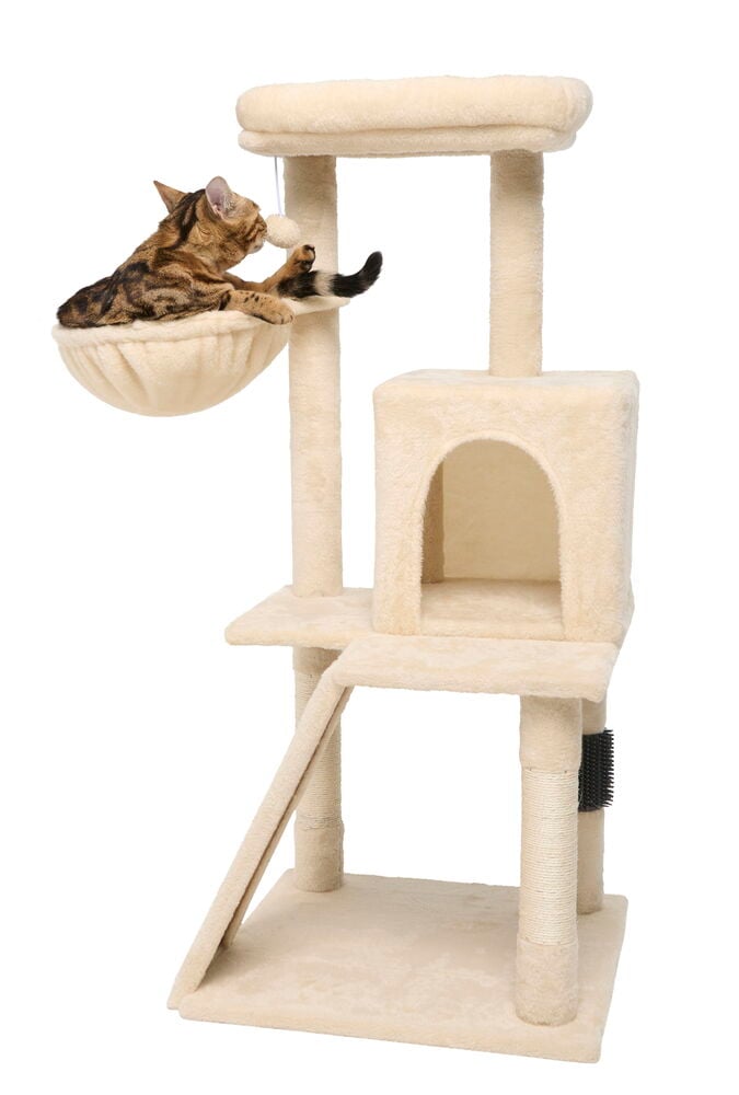 Katzenbaum 110 cm Creme White mit Katze in einer Hängematte, spielend mit einem Pompon, plus Kratzbäumen.