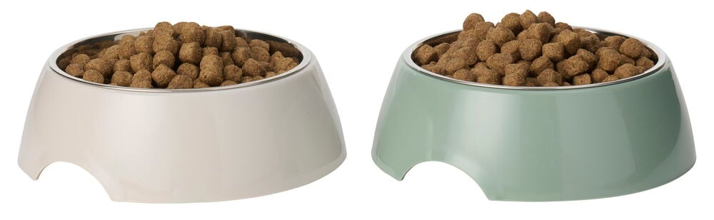 Zwei 700ml Futternäpfe, ein beiger und ein hellgrüner, mit Edelstahleinsatz, gefüllt mit Trockenfutter.