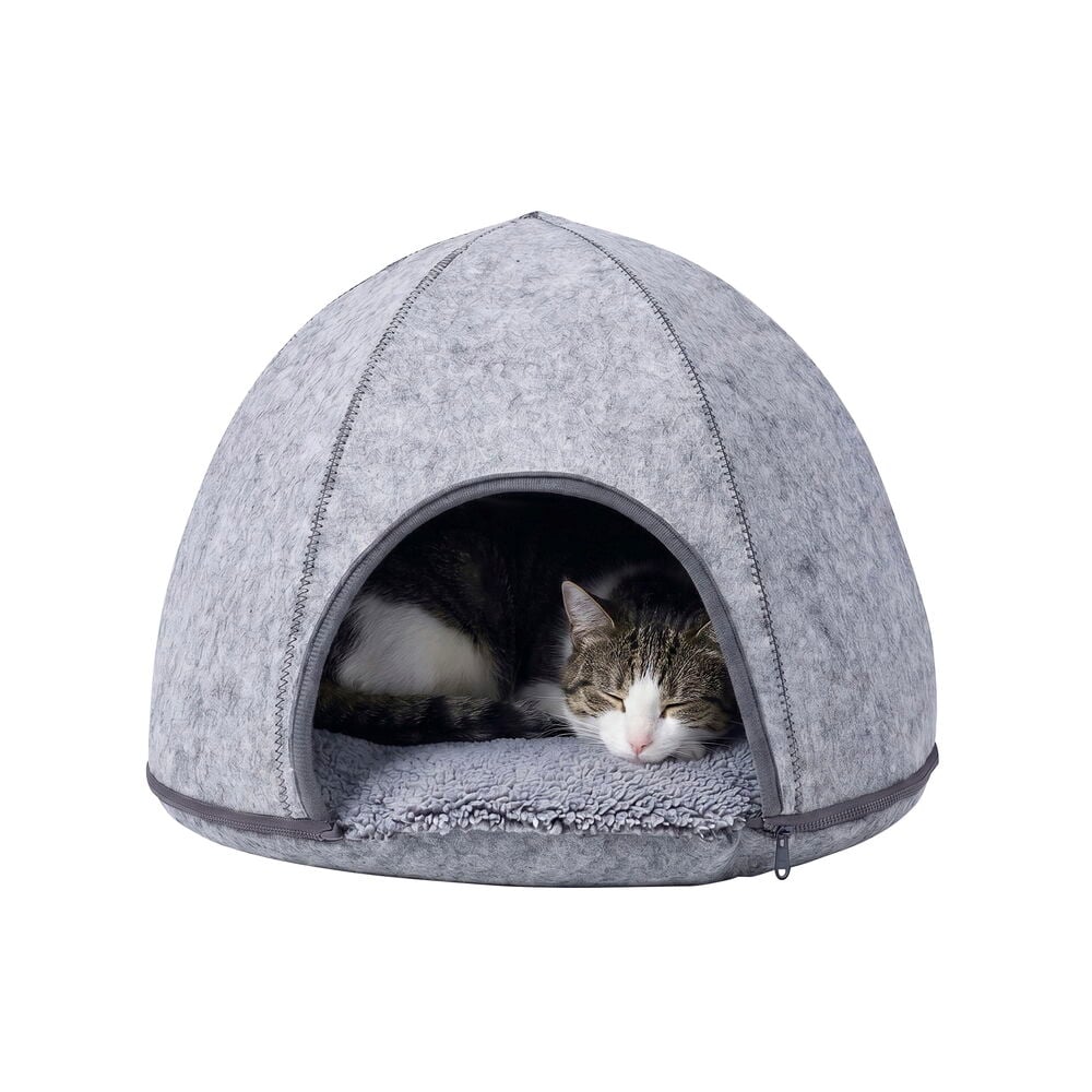 Grå filt Katteiglo kupolseng med en sovende stripete katt inni på en fluffy grå pute.