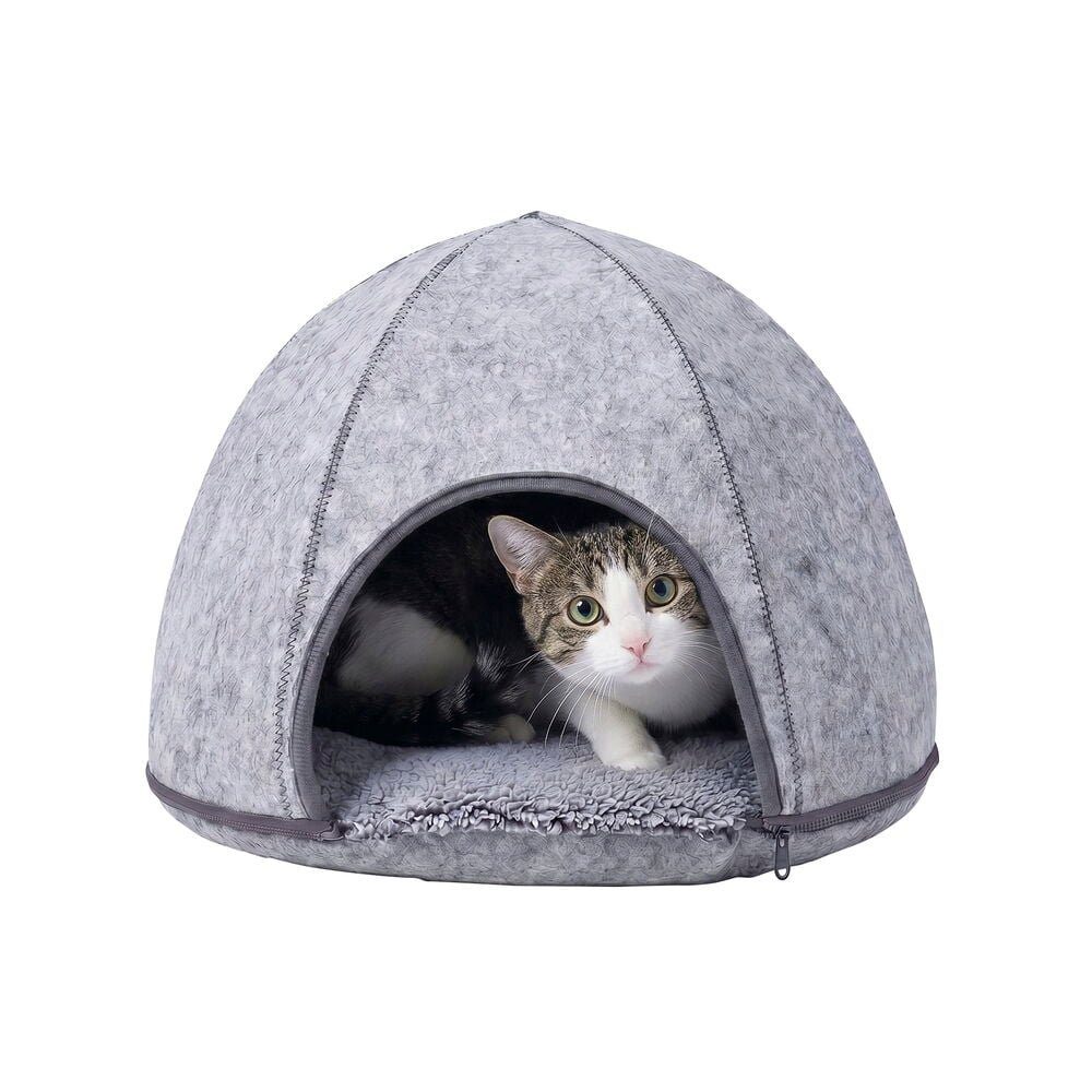 En grå filt Katteiglo med en plysjpute, med en tigret katt som titter ut fra åpningen.