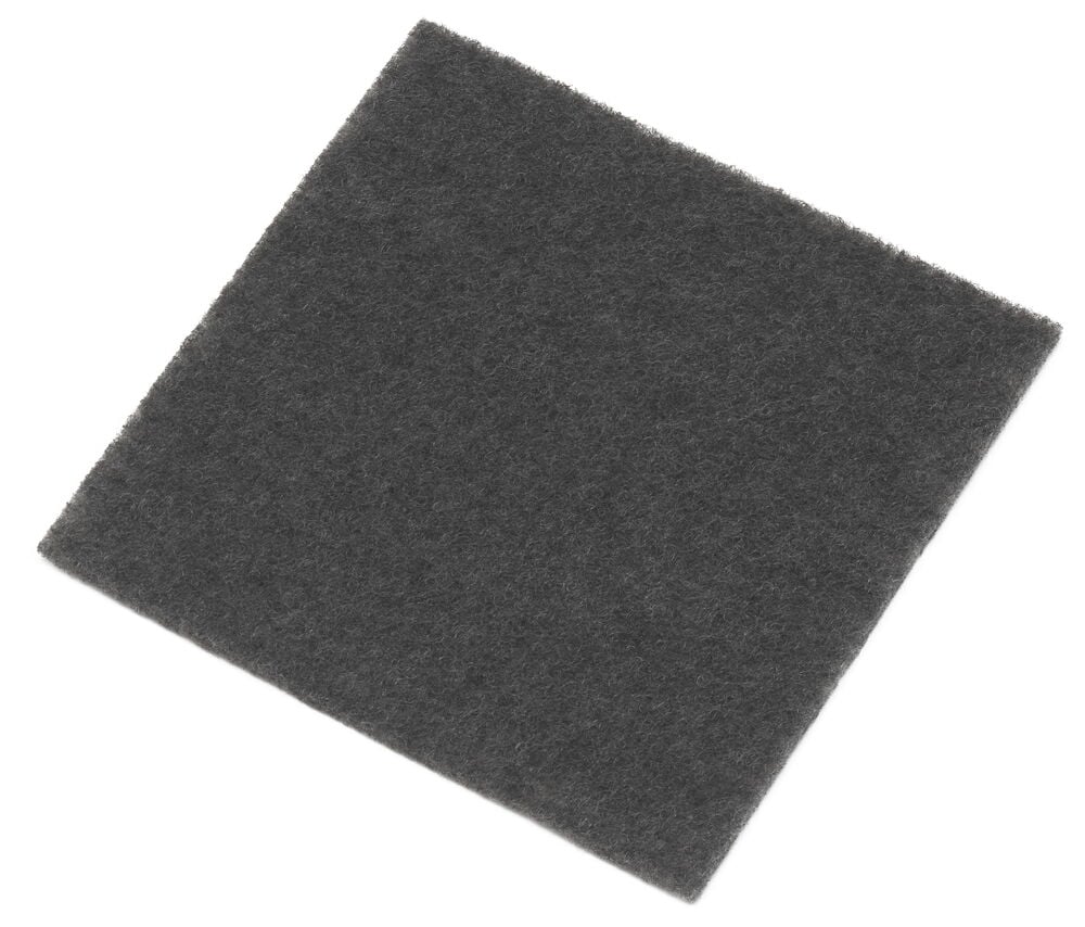 Musta aktiivihiilisuodatin kissanhiekkalaatikkoon, suorakaiteen muotoinen ja kuitumainen.