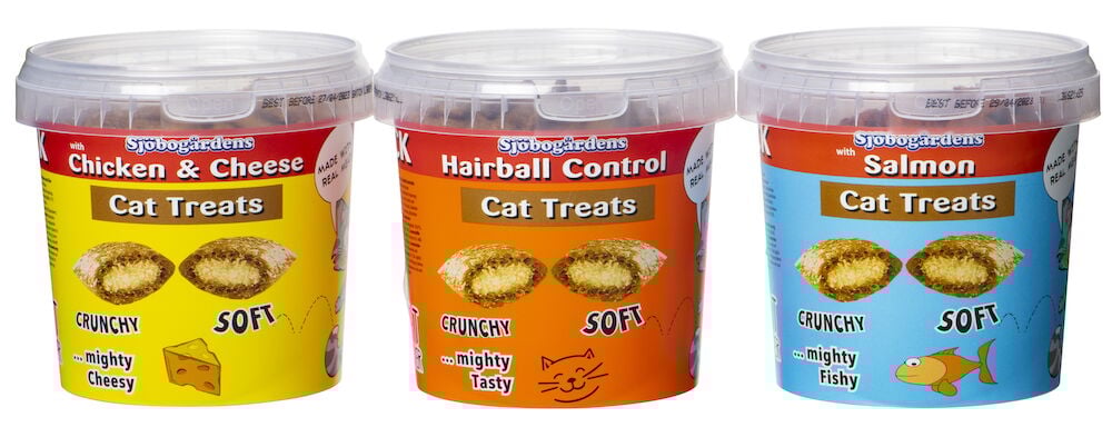 Tre burkar kattgodis i olika smaker och färger.