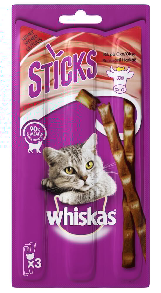 Kissan herkut Whiskas Sticks 3x6 g Naudanliha lilassa pakkauksessa, jossa kissa ja kolme lihatikkua.