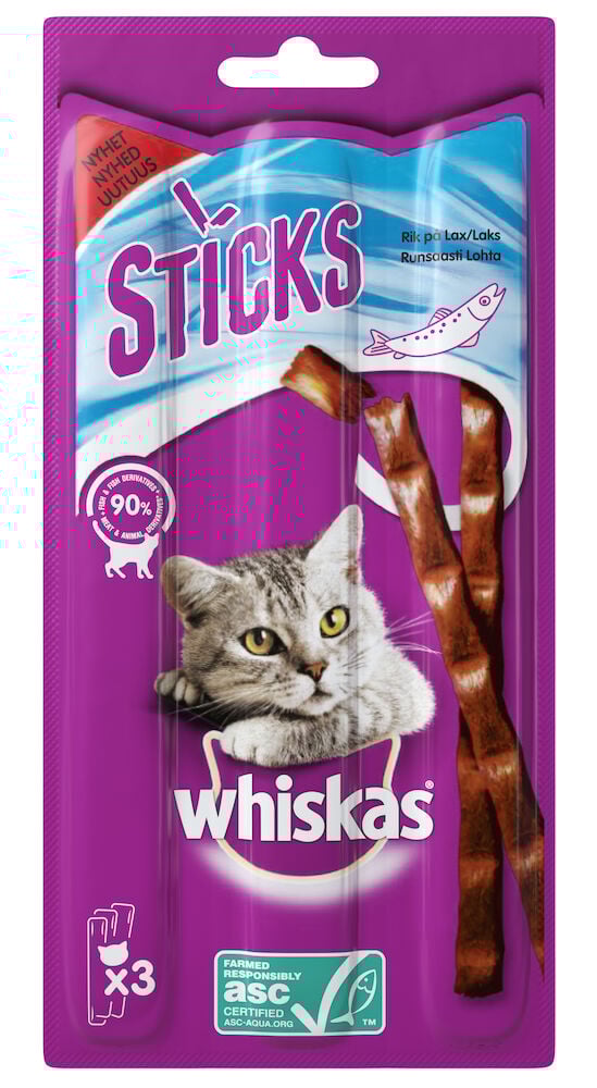 Kissan herkut Whiskas Sticks 3x6 g Lohi lilaan pakkaukseen pakattuna, ruskeilla herkuilla ja kurkistavalla kissalla.