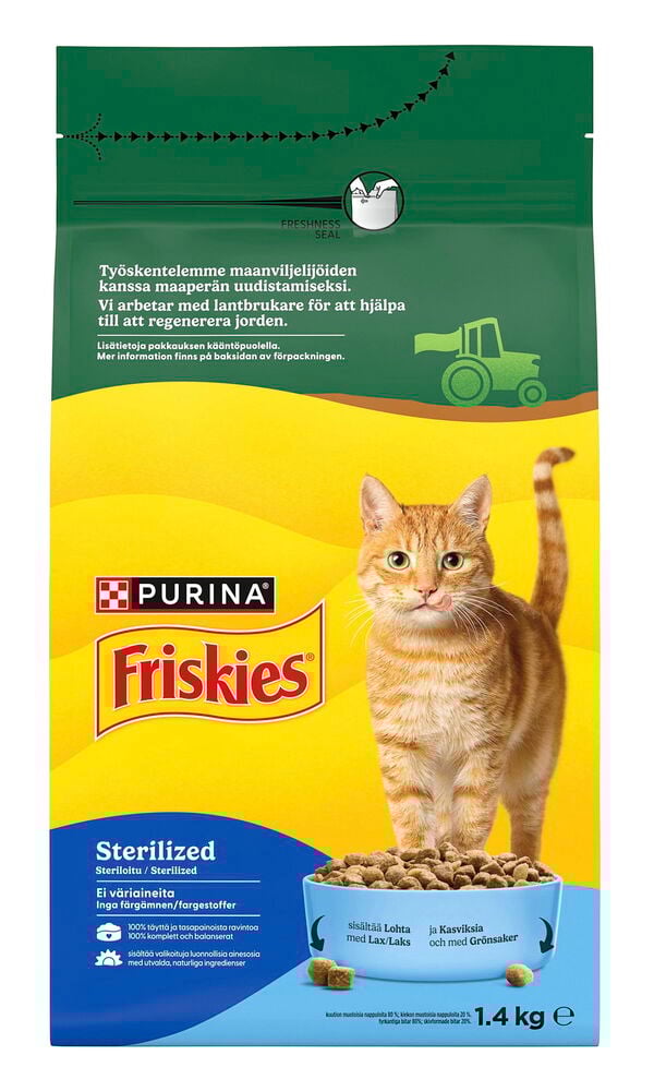 Pussi Friskies Sterilisoitu 1,4 kg kissojen kuivaruokaa lohella ja vihanneksilla, jossa on oranssi kissa.