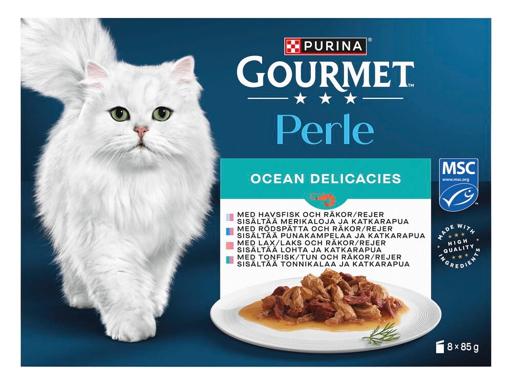 Kissojen märkäruoka Gourmet Perle 8x85 g Ocean Delicacies -paketti, jossa valkoinen kissa ja ruokaa lautasella.