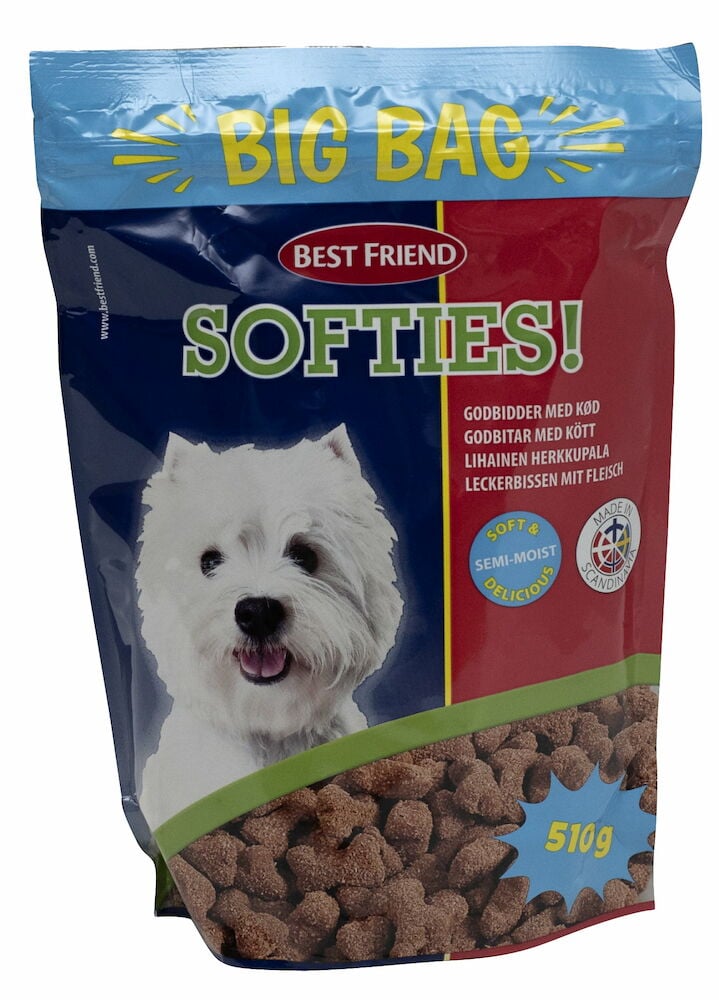 Påse med mjuka hundgodisbitar och glad hund.