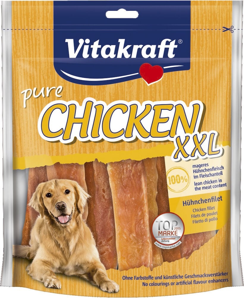 Reiseadapter mit Hundesnacks Hühnerfilets und glücklicher Hund.