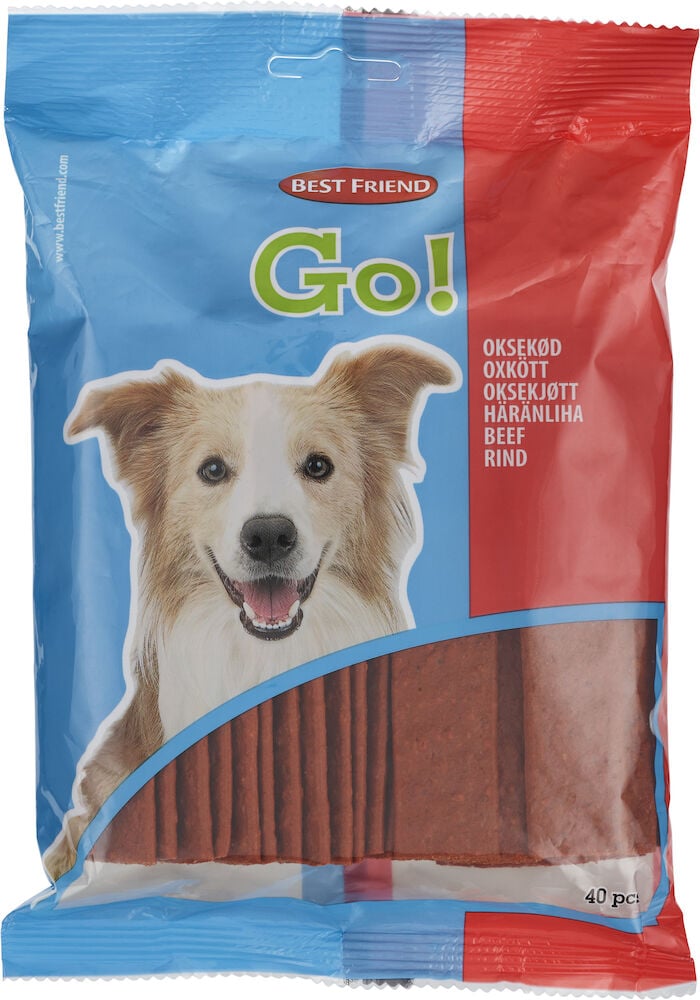 En påse hundgodis nötkött med glad hund.