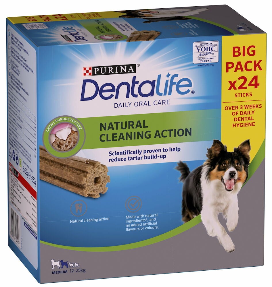 Blå förpackning Purina Dentalife tuggpinnar och hund.