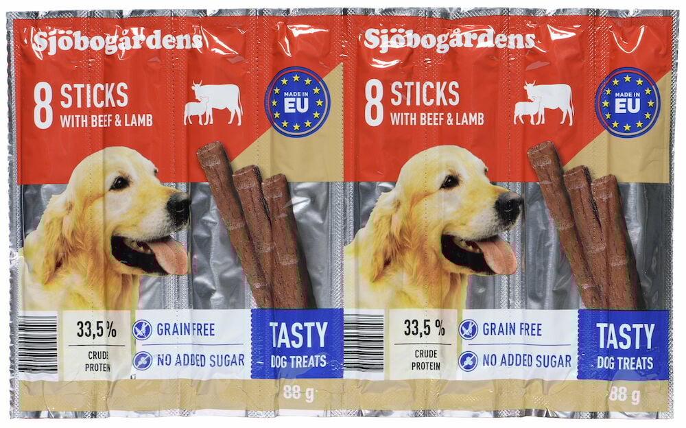 Två förpackningar hundgodis sticks med nöt och lamm.