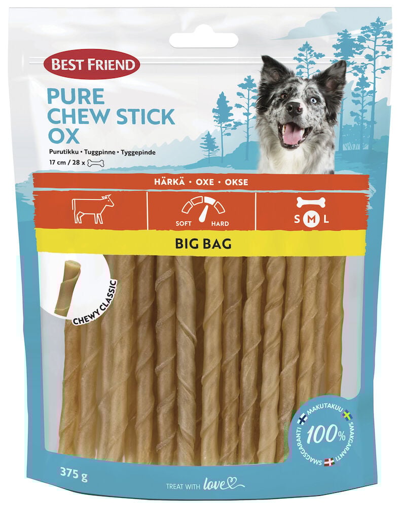 Plastpåse med tuggpinnar för hund, blå och röd.