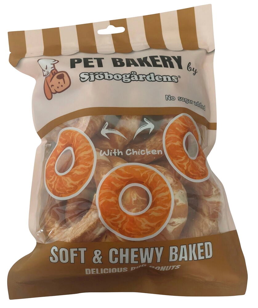 Läpinäkyvä pussi, jossa Koiran herkut Pet Bakery by Sjöbogårdens 400 g Donut with chicken, ruskeilla ja valkoisilla raidoilla.