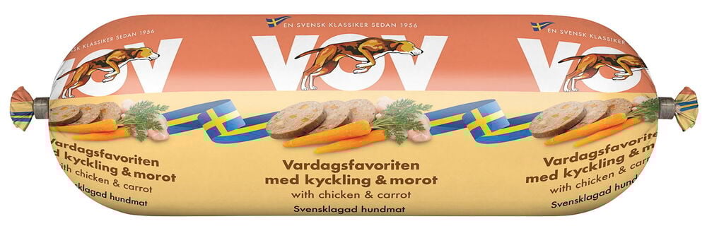 En pølse Våtfôr, hund VOV 550 g Chicken & Carrot, viser skiver, gulrøtter, kylling og et svensk flaggbånd.