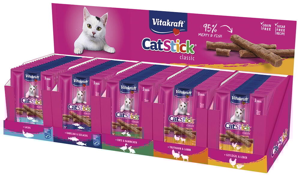 Rosa display med Vitakraft kattgodis i olika smaker.