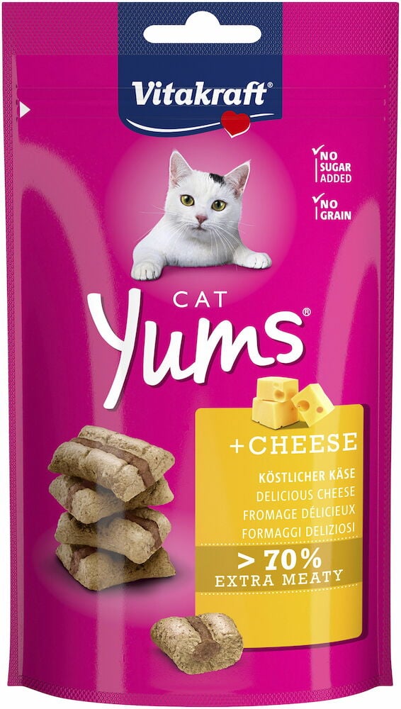 Rosa påse kattgodis med ostsmak och vit katt.