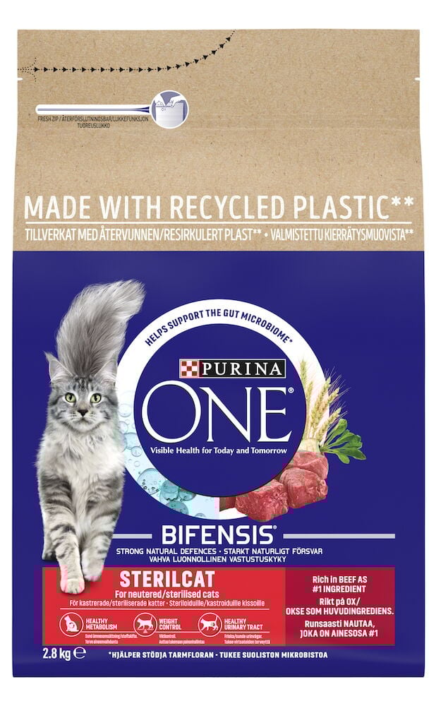 Blå påse kattmat med katt och nötköttsbitar.