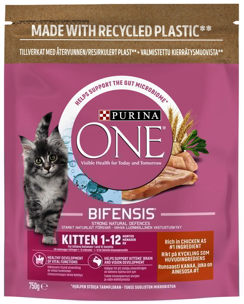 Vaaleanpunainen pakkaus kissanruokaa, jossa on pentu ja kanaa.