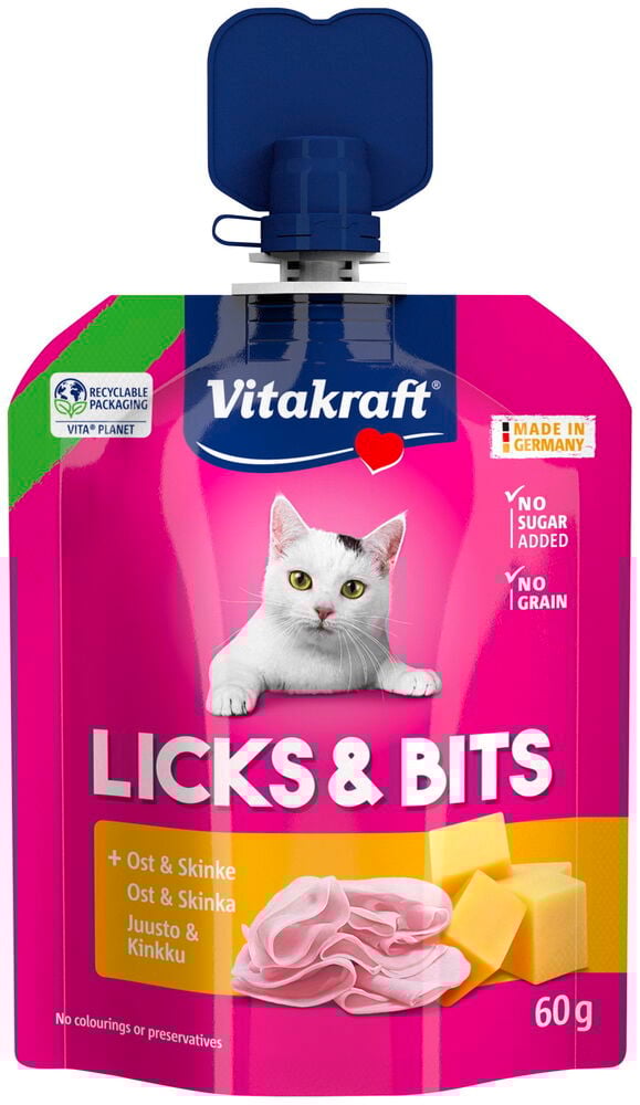 Kattegodbiter Vitakraft Licks & Bits 60 g Cheese i en rosa pose med en hvit katt, skivet skinke og ostebiter.