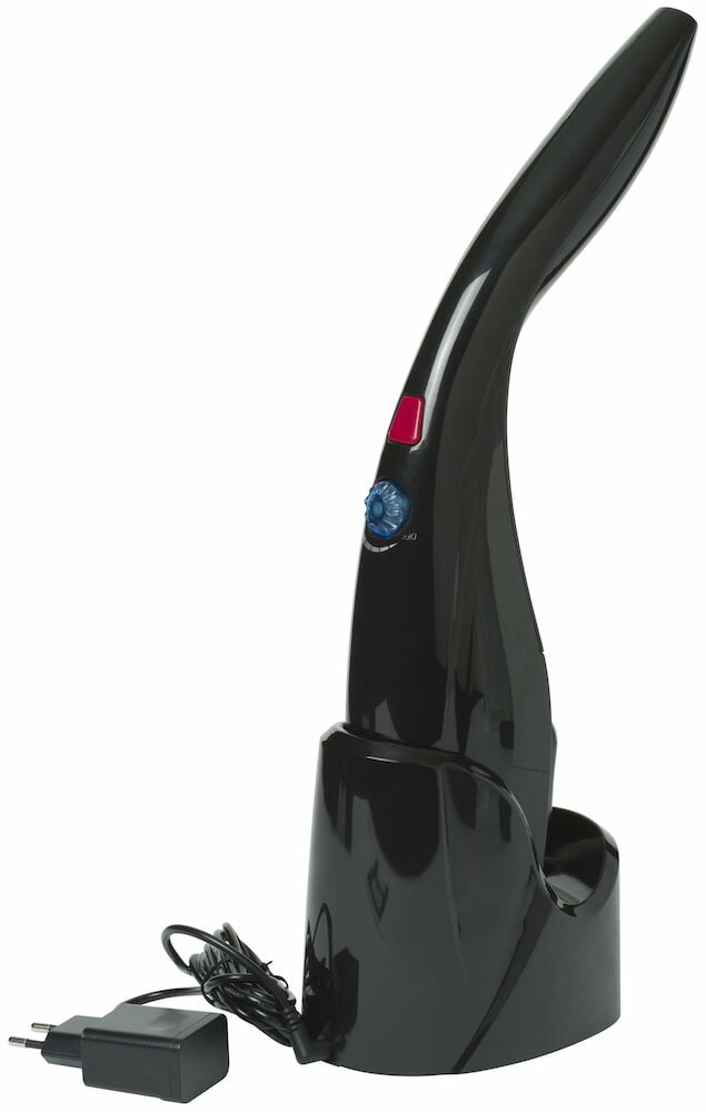 Musta hierontalaite latausasemalla ja johdolla.