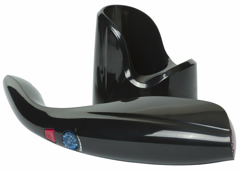 Svart massageapparat med laddningsstation och reglage.