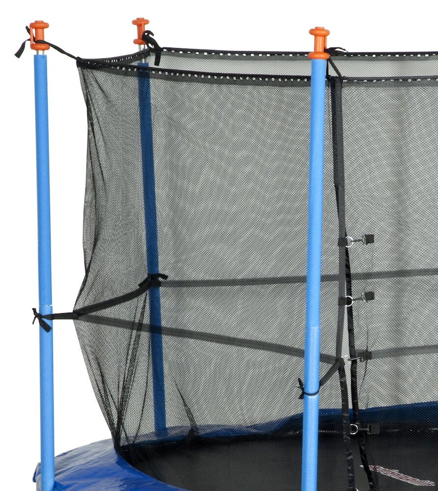 Musta turvaverkko asennettu trampoliinin sisäpuolelle.