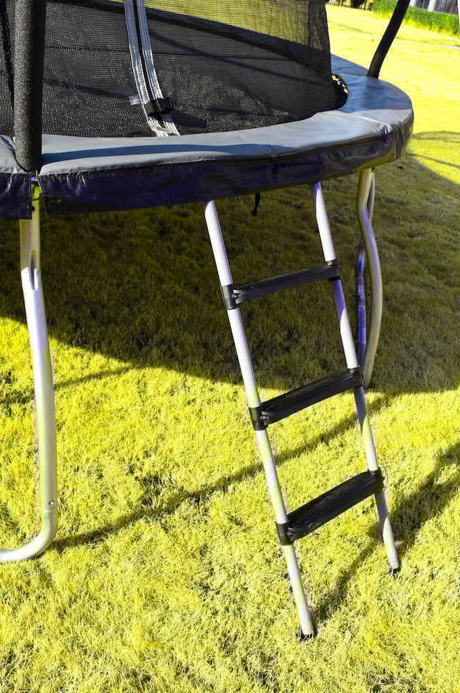 Galvanisert stige montert på trampoline i hagen.