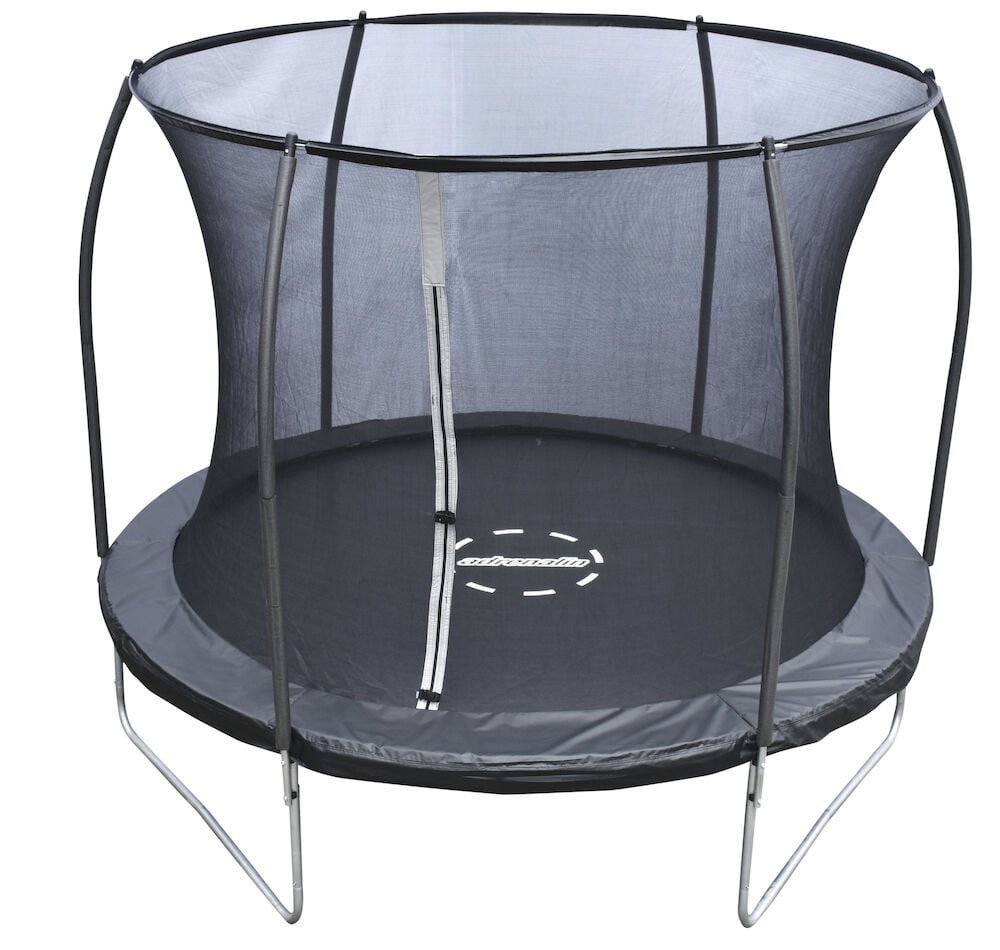 Stor rund trampoline med svart sikkerhetsnett utendørs.
