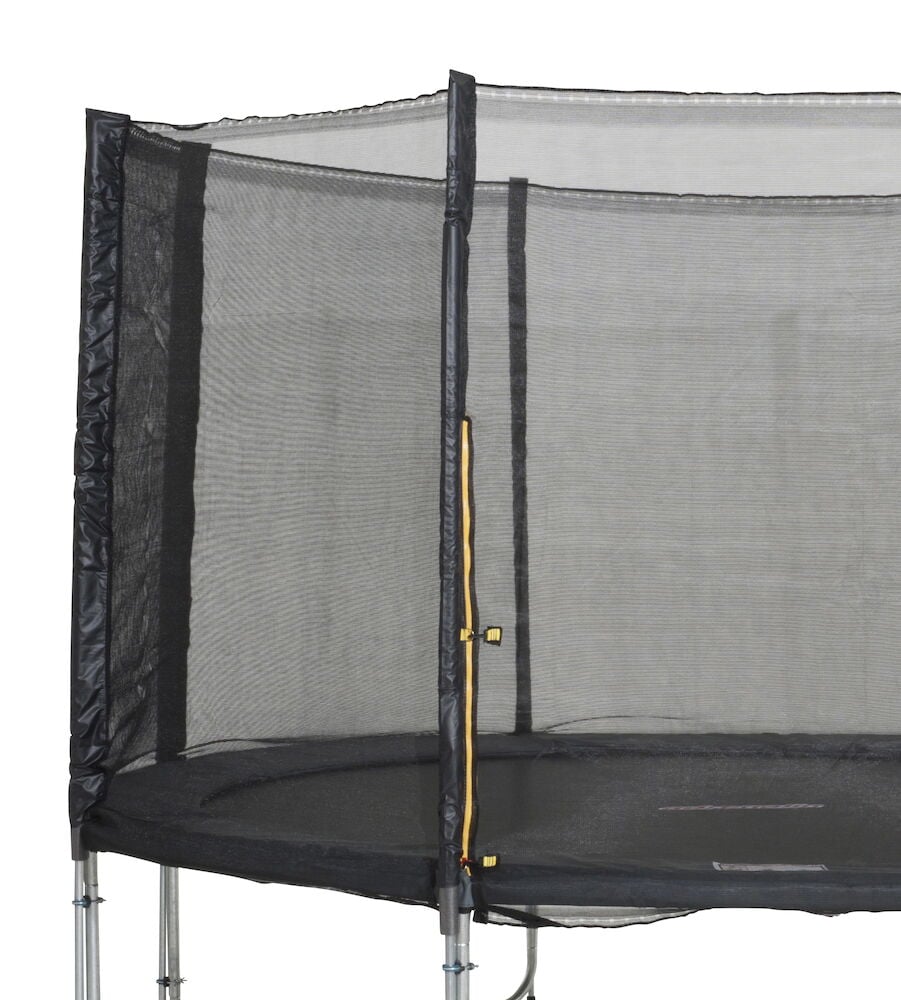Svart säkerhetsnät runt studsmatta med dragkedja.