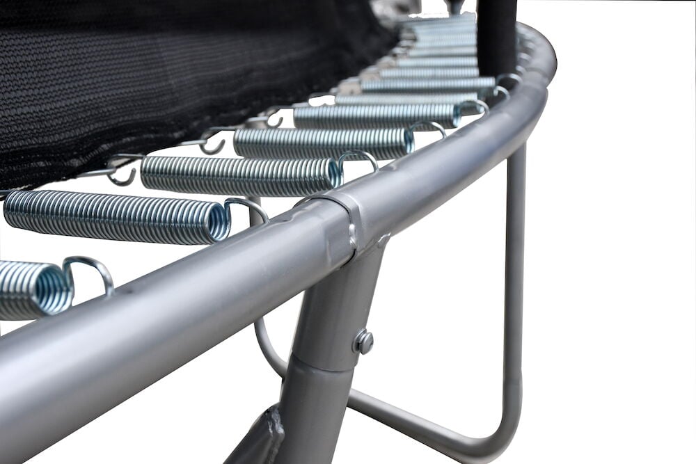 Nærbilde av galvanisert trampoline-ramme og stålfjærer.