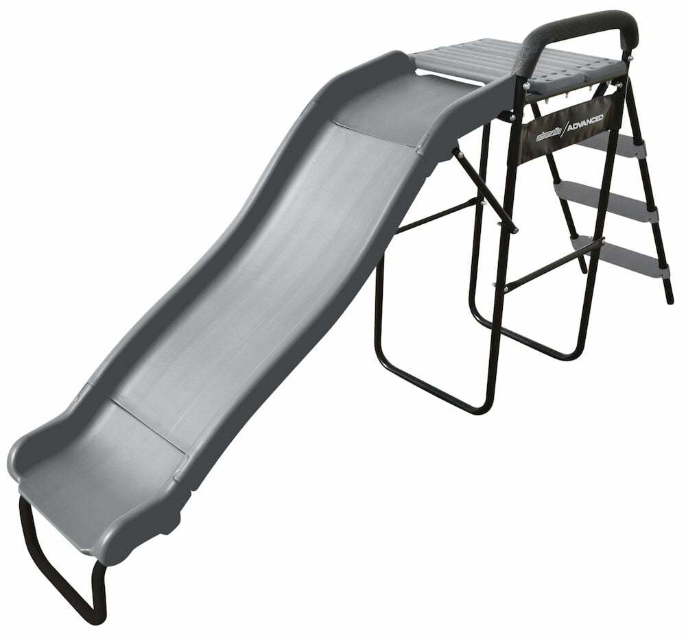 Harmaa liukumäki, jossa tikapuut ja kahvat trampoliinia varten.