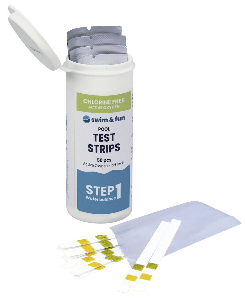 Vit plastburk med teststickor för poolvatten.