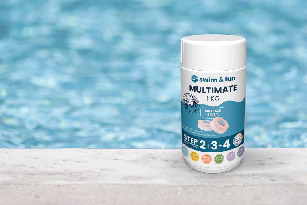 Vit burk Multimate-tabletter vid poolkant.