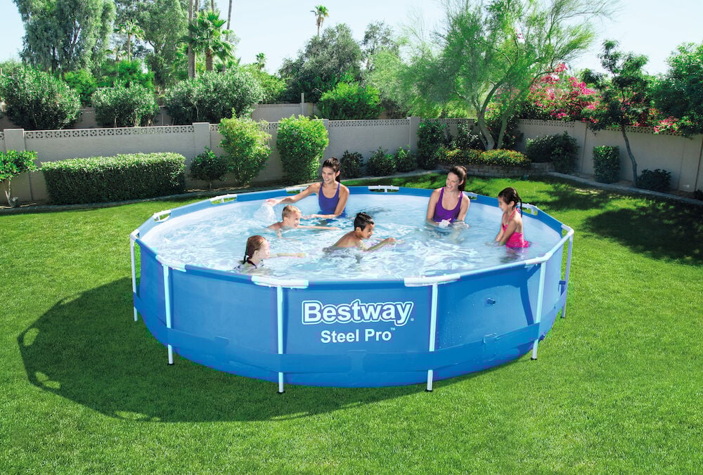 Blå rund rampool med mennesker som bader.