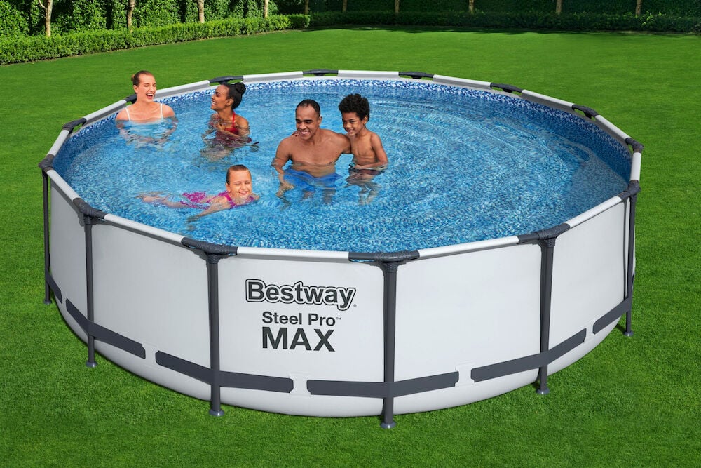 Fem personer bader i rund rammefri basseng.