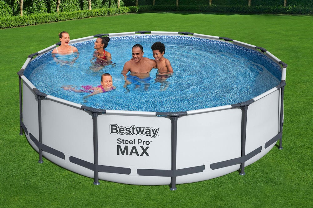 Weißer runder Frame-Pool auf grünem Gras mit einem Mann, zwei Frauen und einem Kind schwimmend.