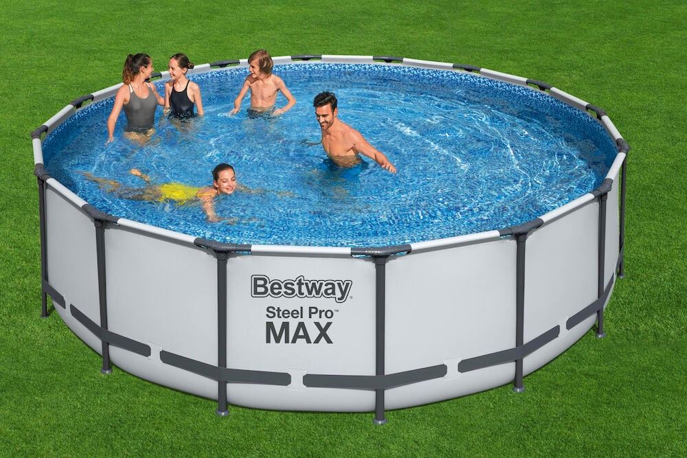 Frame-Pool, Komplettset 19480 Liter GS, auf grünem Rasen mit fünf schwimmenden Personen.